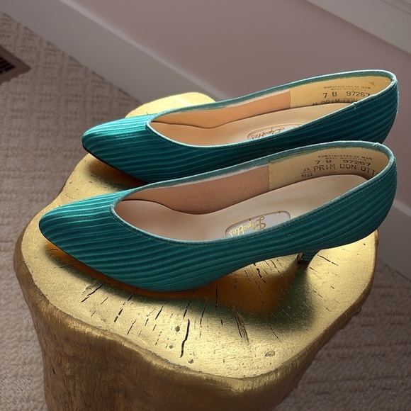 Dyeables Vintage,  Elegant Ribbed Satin Teal Striped Women's Shoes. Size 7B - Picture 3 of 16